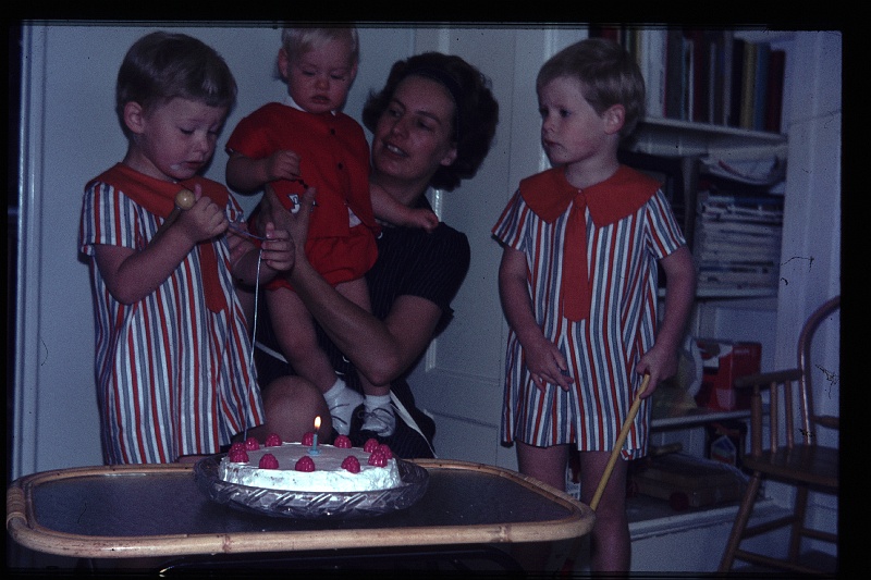 22.Delft aug 1966 Mama,Brigitte,Marion,Peter.JPG